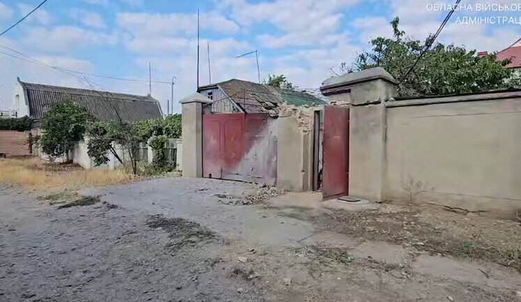 Russia struck house in Kherson in morning. Woman injured. VIDEO