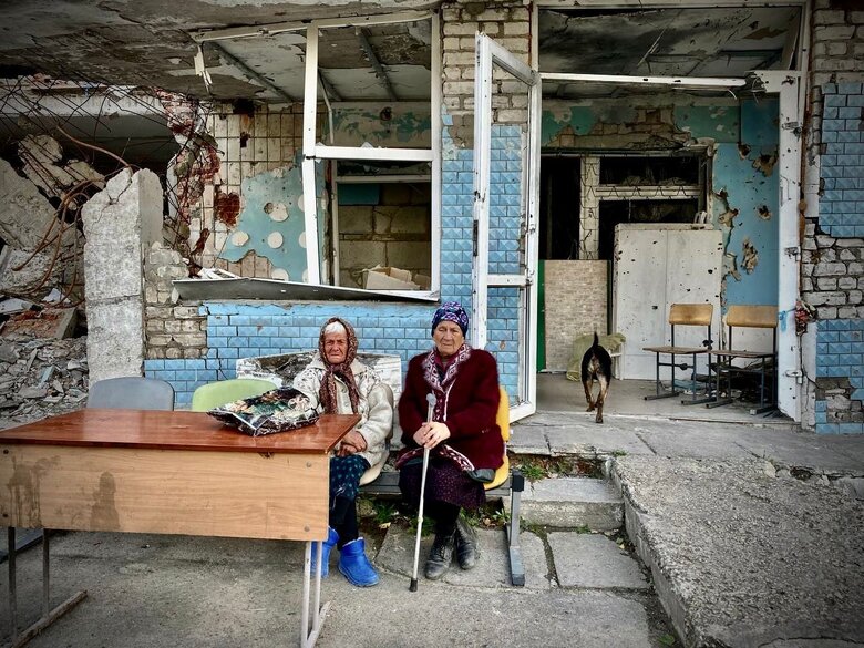 У підвалі зруйнованої маріупольської лікарні з березня живуть люди похилого віку 01