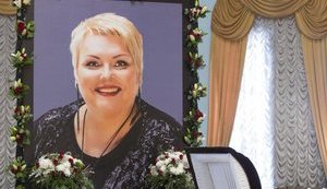 З актрисою "Дизель Шоу" Мариною Поплавською, яка загинула напередодні в ДТП, попрощалися в Києві. ФОТОрепортаж
