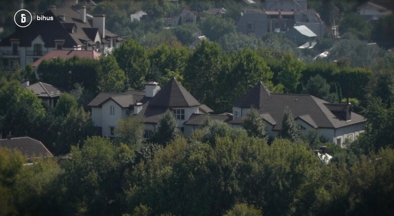 Маєтки Медведчука-Марченко усе ще не конфісковані, поліція охороняє їх в інтересах власників, - ЗМІ 01