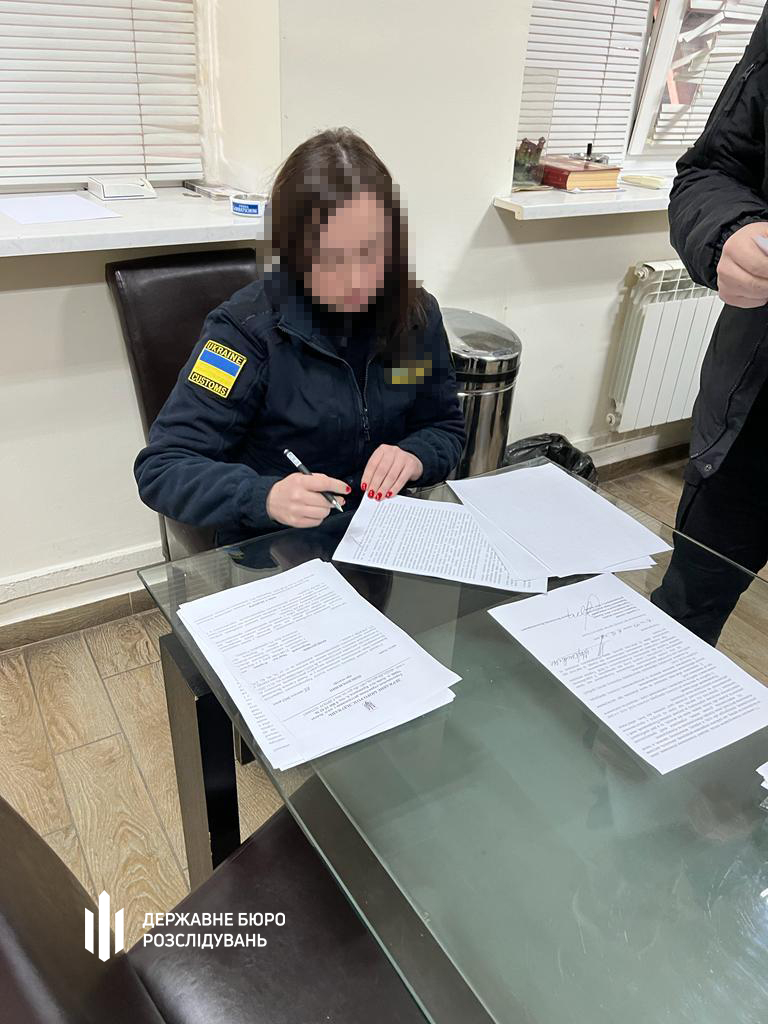 Фуру з товаром на 5 млн грн пропустила як порожню: викрито інспекторку Львівської митниці 01