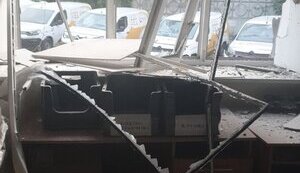 Центр "Укрпошти" в Нікополі дроном атакувала РФ: Пошкоджено будівлю та вантажівки. ФОТОрепортаж