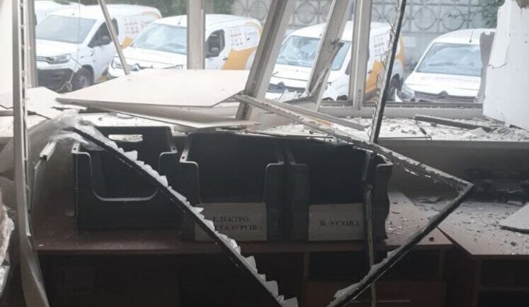 Центр "Укрпошти" в Нікополі дроном атакувала РФ: Пошкоджено будівлю та вантажівки. ФОТОрепортаж