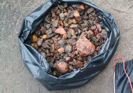 Поліція на Рівненщині вилучила з автомобіля близько 5 кг бурштину 02 Поліція на Рівненщині вилучила з автомобіля близько 5 кг бурштину 02
