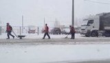 "Снег идет, а мы латаем!" - несмотря на снежную стихию дорожные службы продолжаю ремонт дорог. ВИДЕО