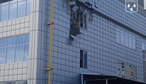 Суми під атакою: дрон РФ влучив у ТРЦ, є поранені. ФОТО