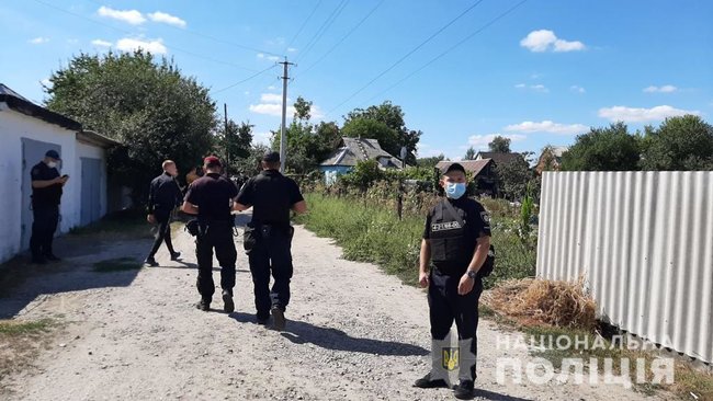 Дом ромов забросали камнями и яйцами на Харьковщине 04