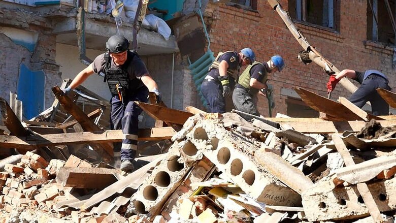 В Оріхові тривають аварійно-рятувальні роботи на місці ворожого обстрілу, - ДСНС 01