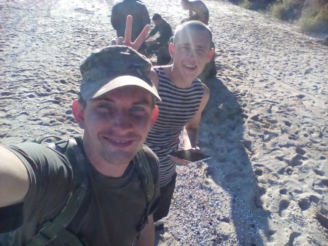 Не треба дивитися на мій одяг, хай люблять мою душу, - історія життя загиблого морпіха Дмитра Захарова 03