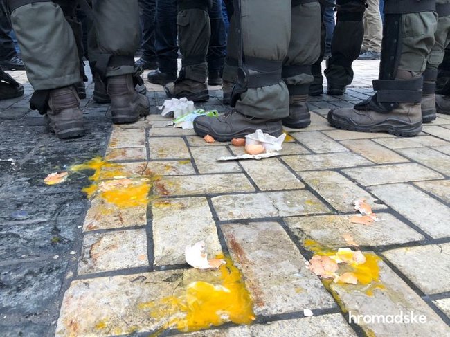 Учасників акції проти ультраправого насильства закидали петардами в центрі Києва 03