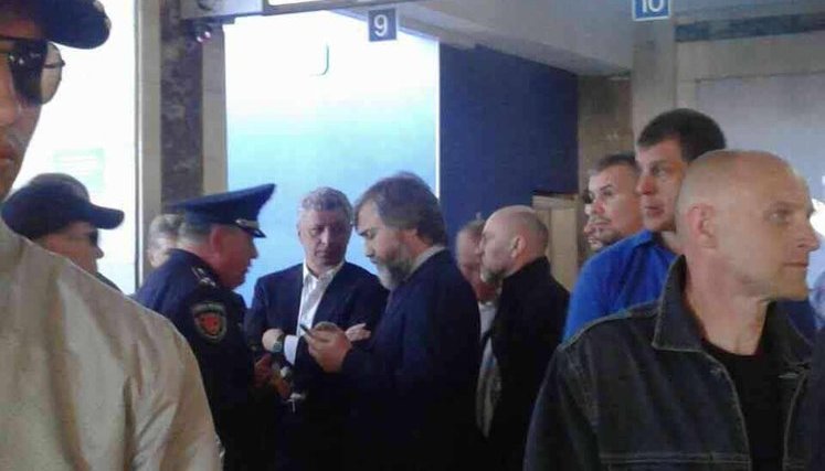 Активісти "Автомайдану" заблокували в аеропорту Одеси Бойка та Новинського: до терміналу підтяглися "тітушки", - Левус. ФОТОрепортаж