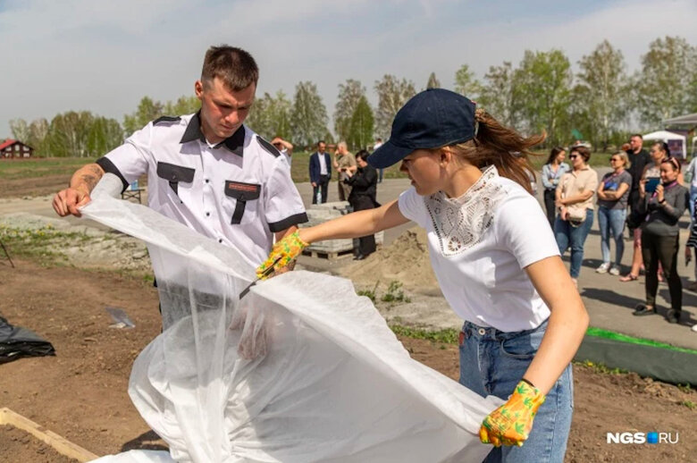 В Росії провели конкурс із прикрашання могил 07