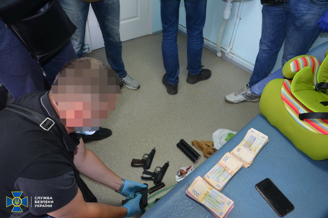 Учасника кримінального угруповання затримали на Прикарпатті за збут зброї 04