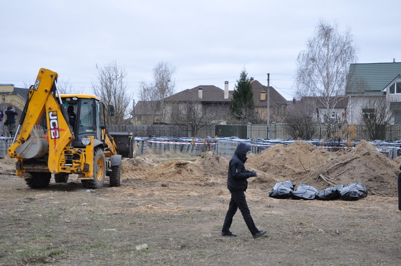 В Бучі ексгумують з братської могили тіла вбитих росіянами мирних жителів: Майже всі з вогнепальними пораненнями, деякі із завязаними руками та ногами 32