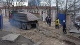 Возле парка Богомольца строительная техника опять пыталась прорвать оборону жильцов. Бурильную установку на стройплощадку не пустили.
