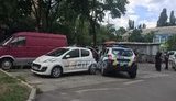 У Шевченківському районі Києва в автомобілі застрелили чоловіка. ФОТОрепортаж