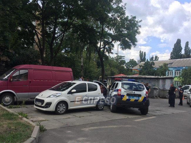 У Шевченківському районі Києва в автомобілі застрелили чоловіка 04
