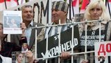 "Янукович бес Украины": оппозиция пикетировала суд в полосатых робах узников концлагерей. ФОТОрепортаж