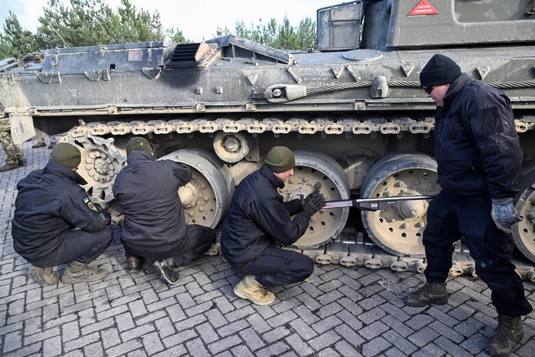 Міністр оборони Великої Британії Воллес завітав до українських військових, які опановують танки Challenger 2 05 Міністр оборони Великої Британії Воллес завітав до українських військових, які опановують танки Challenger 2 05