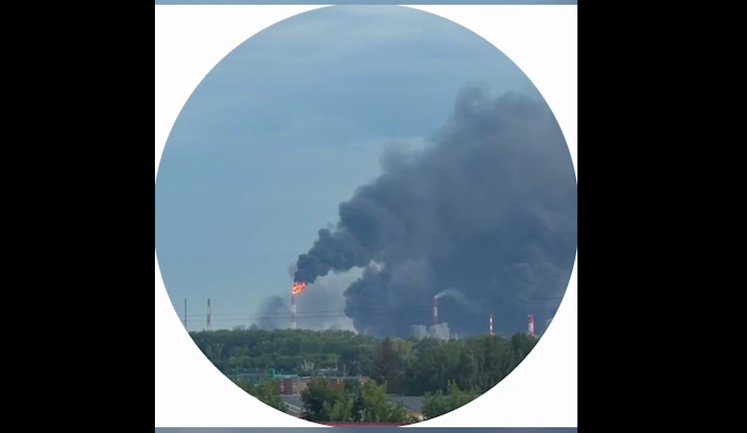 Поражены патрульный корабль и танкер теневого флота РФ в Геленджике, - Зеленский. ВИДЕО