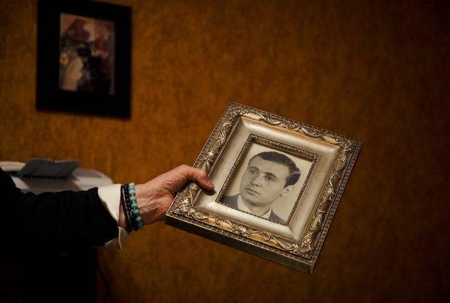 Глава ОП Єрмак показав, як живуть його батьки і брат 08