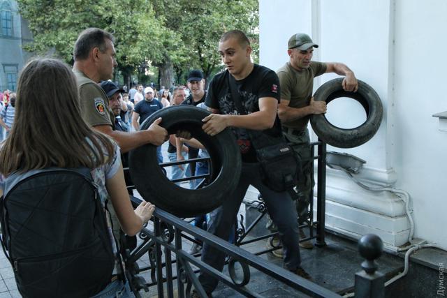 Активисты штурмовали мэрию Одессы из-за пожара в детском лагере: в ход пошли газ и светошумовые гранаты 05