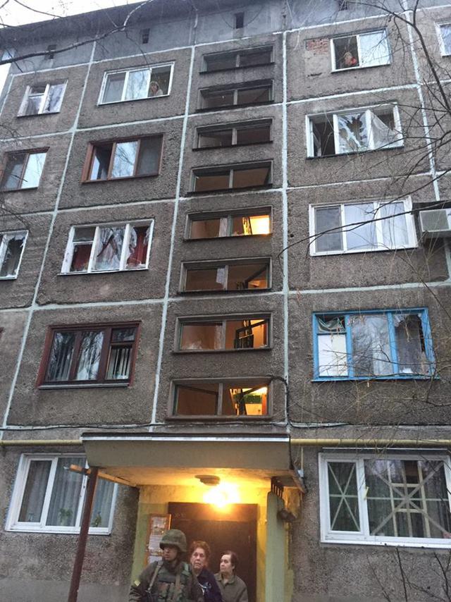 Последствия сегодняшнего обстрела боевиками жилого сектора Авдеевки 01