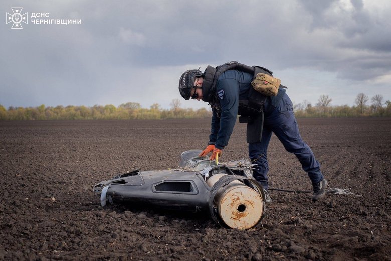 Небезпечні уламки російських безпілотників знищили контрольованим підривом