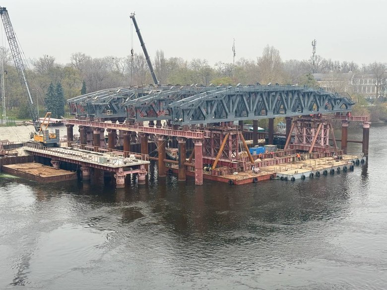 У Києві на мосту Метро встановлюють підтримувальні арочні конструкції