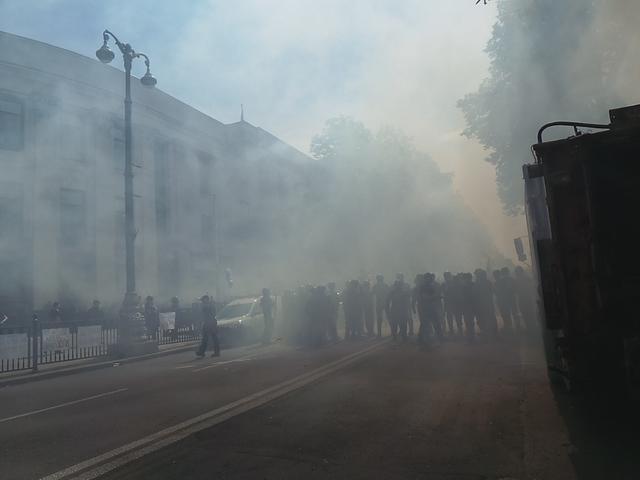 Protesters clash with police near Rada building 01