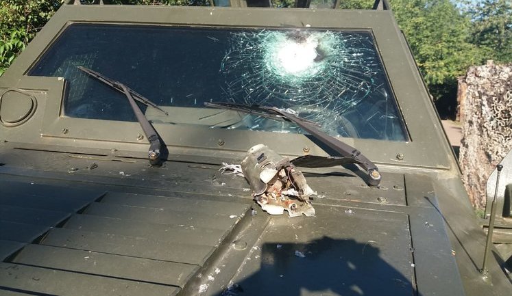 Унаслідок ранкового обстрілу КП "Майорськ" пошкоджено бронеавтомобіль "Кугуар" і бліндаж прикордонників, - Держприкордонслужба. ФОТОрепортаж