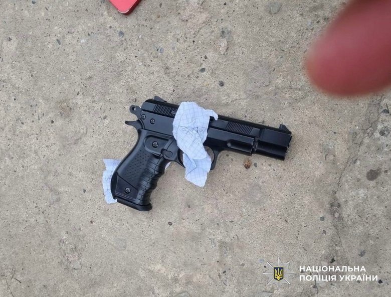 В Закарпатье 9-классник принес в школу пистолет и выстрелил в своего одноклассника