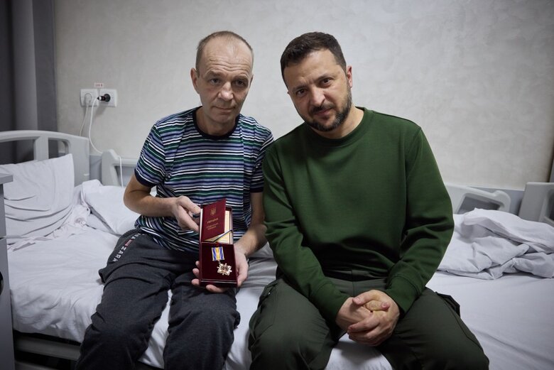 Зеленський нагородив поранених військових у Чернівцях