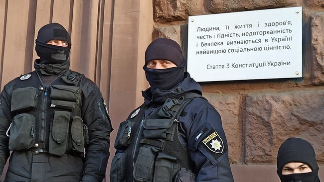 Что должен делать командир, если у него в подразделении такой черт?: под ГБР жгли файеры в поддержку арестованного комбата Лановенко 04