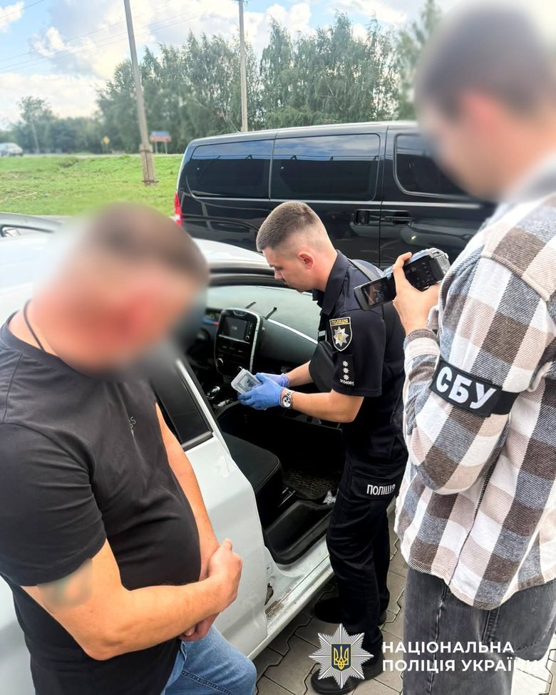 Лікар за $16 тис. обіцяв зняти чоловіка з розшуку та оформити бронювання на Рівненщині