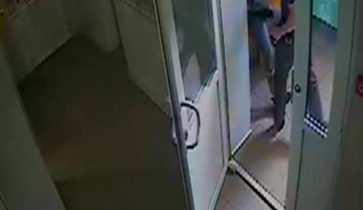 Прокуратура повідомила патрульному про підозру в побитті затриманого в Запоріжжі. ВІДЕО