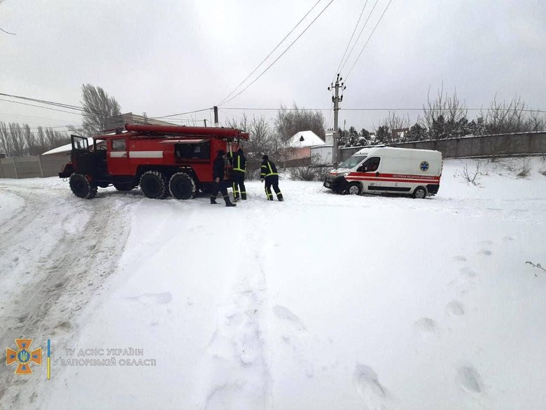 Рятувальники ліквідовують наслідки негоди на дорогах України 05