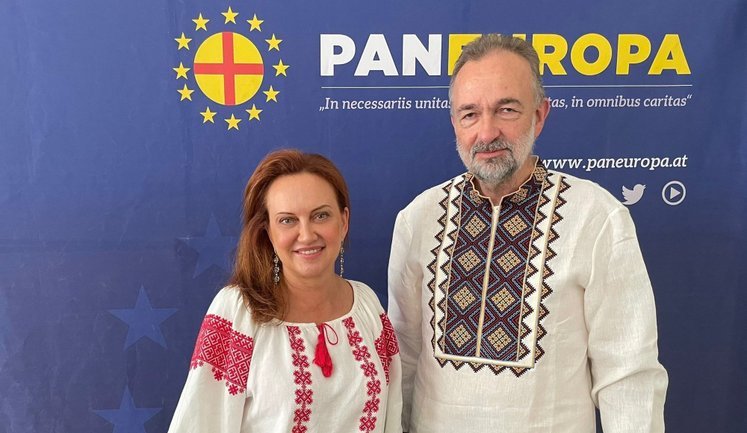 Вышиванка Василия Вышиваного вернулась спустя 100 лет: украинские мастерицы возродили рубашку потомка династии Габсбургов. ФОТОрепортаж