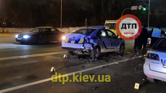 Пьяный водитель в Киеве протаранил полицейское авто, правохранительница попала в больницу, - соцсети 01