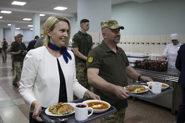 On day of USAs independence, Ambassador Brink met with Ukrainian soldiers 02