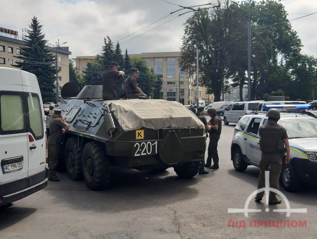 Захват заложников в Луцке: В центр города прибыл БТР 01 Захват заложников в Луцке: В центр города прибыл БТР 01