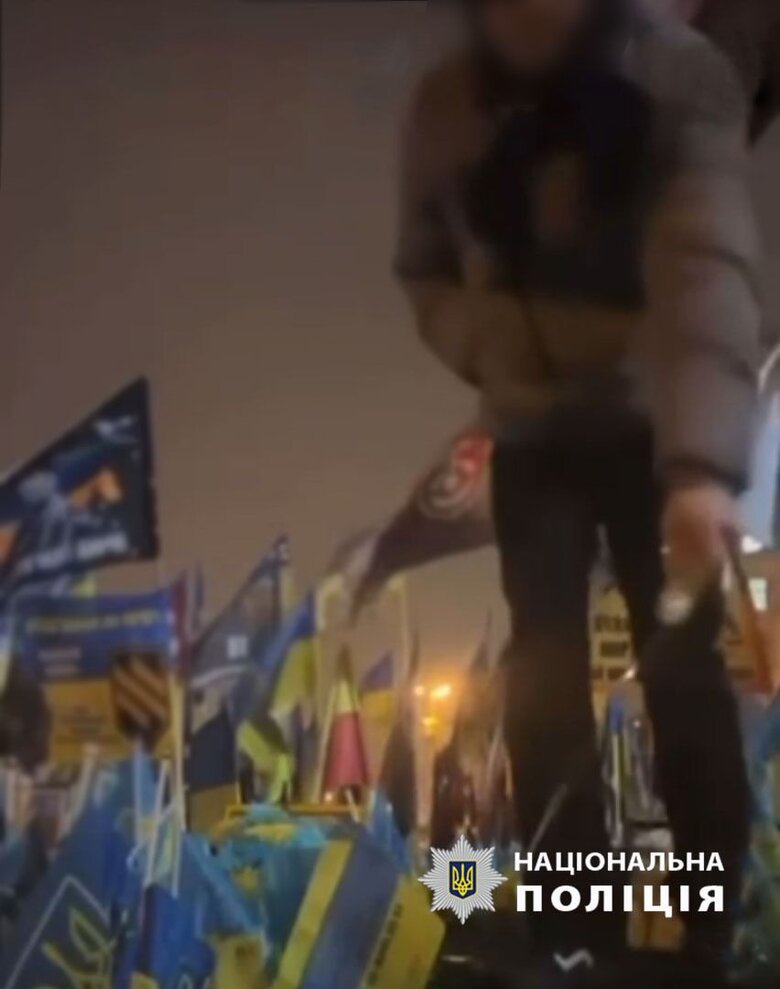 затримано чоловіка, який підпалював прапорці
