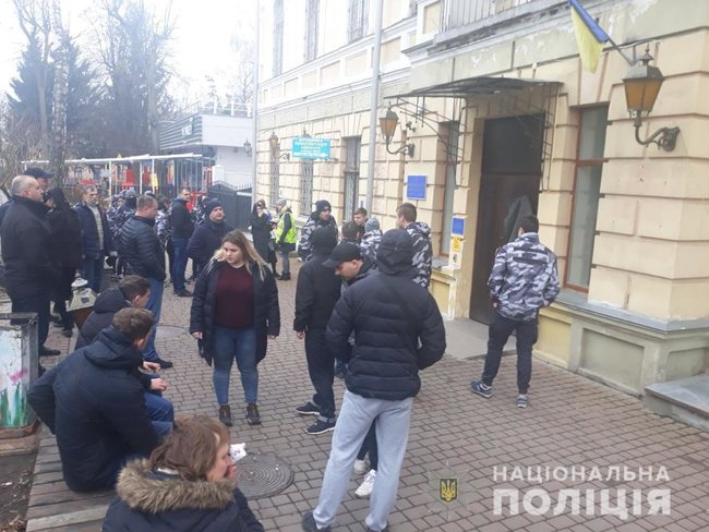 Суд відправив під арешт 16 учасників нападу на міськраду Жмеринки 02
