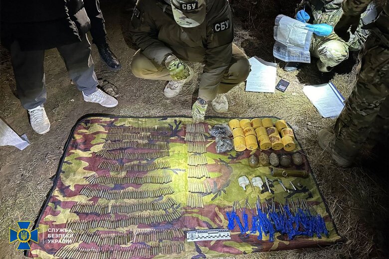 СБУ виявила 3 схрони з російською зброєю