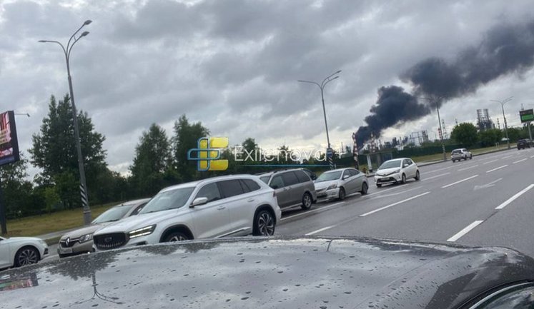 Уражено установку переробки нафти на Московському НПЗ, пункти управління та склади ворога. У Рибінську досі вирує пожежа, - Генштаб