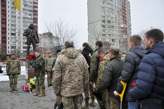 Учасники АТО та мешканці Києва поклали на Троєщині квіти до памятника Воїну-добровольцю 45