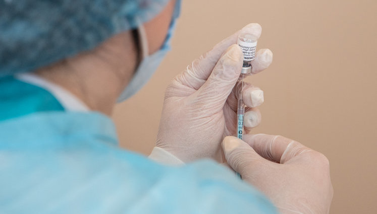 В Минздраве просят сообщать о случаях COVID-вакцинации вне очереди: Этого быть не должно. ВИДЕО