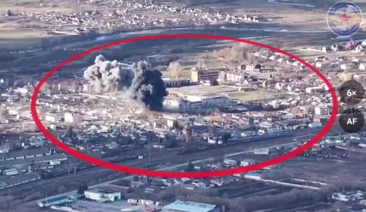 Российский пилот попал авиабомбой в школу №2 в Судже на Курщине. ВИДЕО