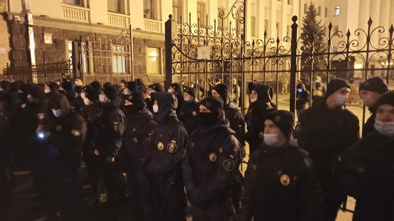 Щурів на Банковій нудить: Активісти вирушили під будівлю Офісу Президента, сталися сутички 16