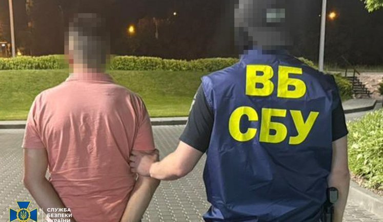 СБУ та ДБР затримали посадовця держпідприємства, який намагався "підкупити" співробітника СБУ, щоб уникнути тюрми. ФОТО